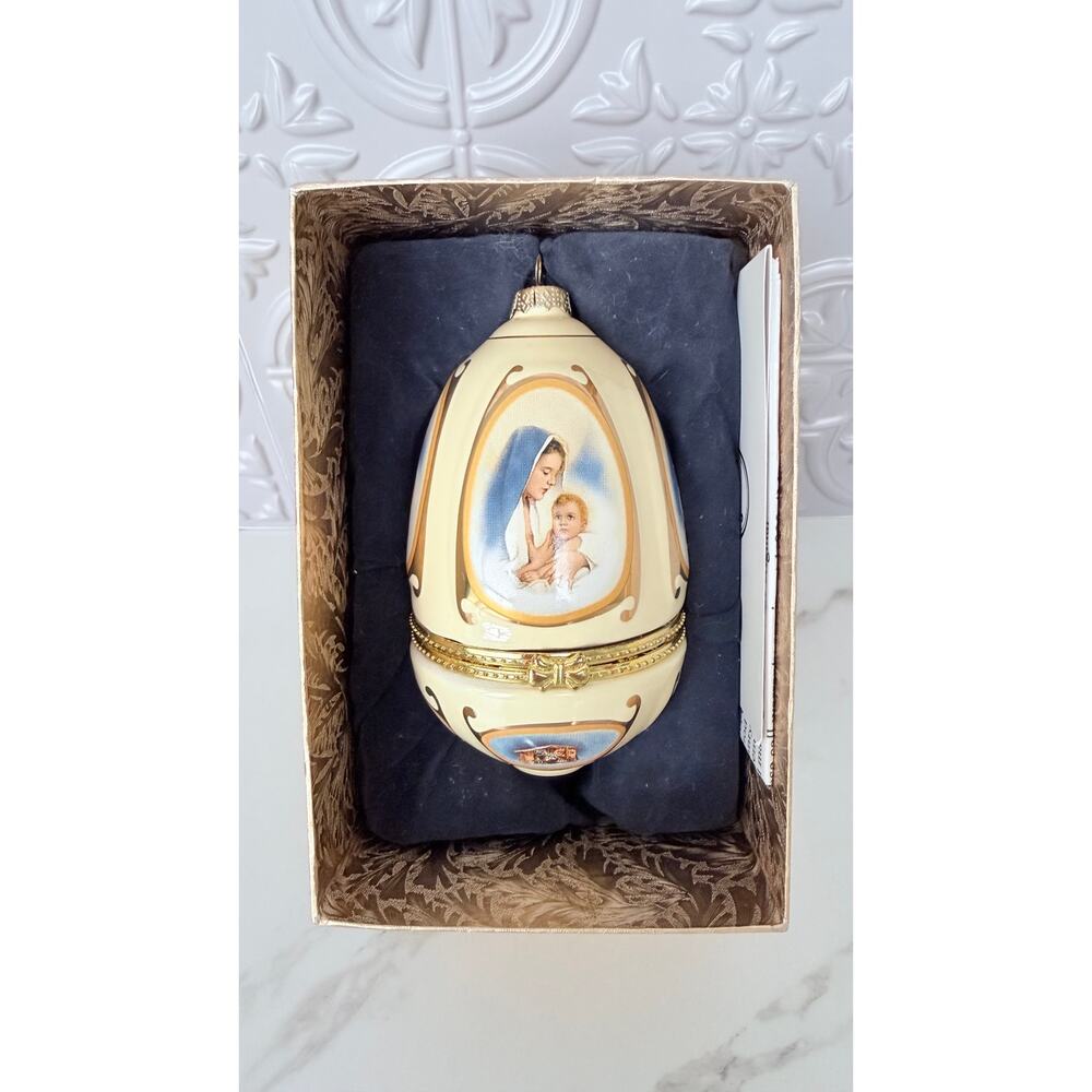 Mr. Christmas Valerie Parr Hill Musical Egg Ornament 2011 - Ivory